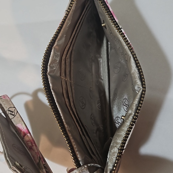 Adrienne Vittadini Wristlet, OS, tan with pink roses. - Picture 4 of 9